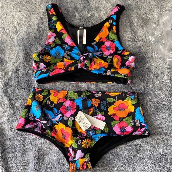 GymTo Swim reversible Twist Front Top Set - Picture 6 of 13